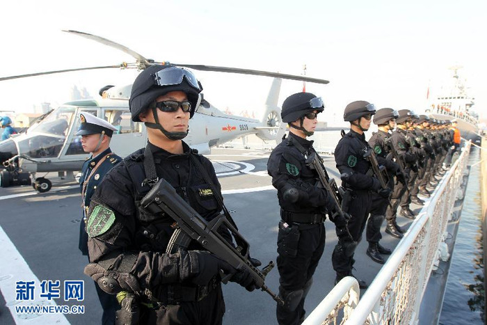 Các binh sĩ trên tàu khu trục tên lửa Thanh Đảo. Các binh sĩ trên tàu khu trục tên lửa Thanh Đảo.