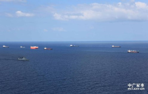 Trung Quốc ngày càng đứng trước thách thức về nguồn cung dầu mỏ cũng như an ninh hàng hải. Trong hình là biên đội hộ tống của Hải quân Trung Quốc.