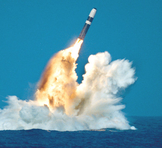 Tên lửa đạn đạo Trident II (D5) được phóng từ tàu ngầm, do Công ty Lockheed Martin Mỹ chế tạo. Tên lửa đạn đạo Trident II (D5) được phóng từ tàu ngầm, do Công ty Lockheed Martin Mỹ chế tạo.