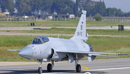 Máy bay chiến đấu JF-17 (Trung Quốc gọi là FC-1, Fighter China 1) của Không quân Pakistan, loại máy bay do Trung Quốc và Pakistan hợp tác sản xuất. Máy bay chiến đấu JF-17 (Trung Quốc gọi là FC-1, Fighter China 1) của Không quân Pakistan, loại máy bay do Trung Quốc và Pakistan hợp tác sản xuất.