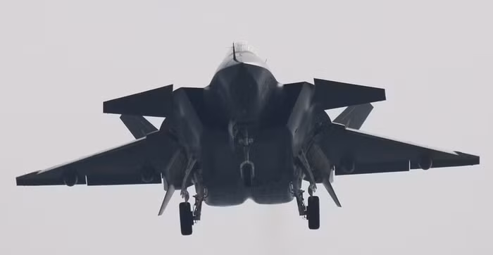 Trung Quốc có ít nhất 2 máy bay mẫu J-20 trước khi bay thử