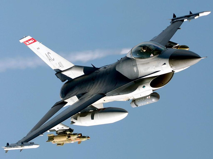 Máy bay chiến đấu F-16 của hãng General Dynamics - Mỹ.