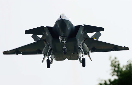 Năng lực tự nghiên cứu phát triển vũ khí trang bị của công nghiệp quốc phòng Trung Quốc đã tăng lên rất lớn. Trong hình là máy bay chiến đấu thế hệ thứ năm J-20 do Trung Quốc tự nghiên cứu phát triển. Năng lực tự nghiên cứu phát triển vũ khí trang bị của công nghiệp quốc phòng Trung Quốc đã tăng lên rất lớn. Trong hình là máy bay chiến đấu thế hệ thứ năm J-20 do Trung Quốc tự nghiên cứu phát triển.