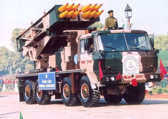 Chương trình chế tạo tên lửa Pinaka được bắt đầu từ năm 1981 và các cuộc thử nghiệm mô hình diễn ra từ năm 1995.