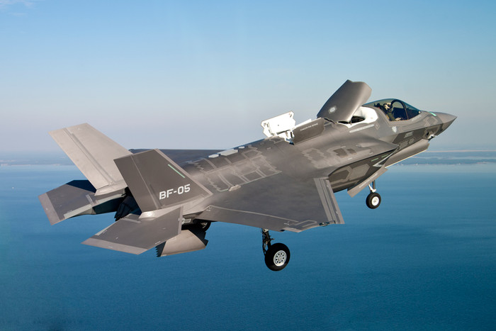 Máy bay chiến đấu tàng hình F-35 do Công ty Lockheed Martin nghiên cứu phát triển, sản xuất. Máy bay chiến đấu tàng hình F-35 do Công ty Lockheed Martin nghiên cứu phát triển, sản xuất.