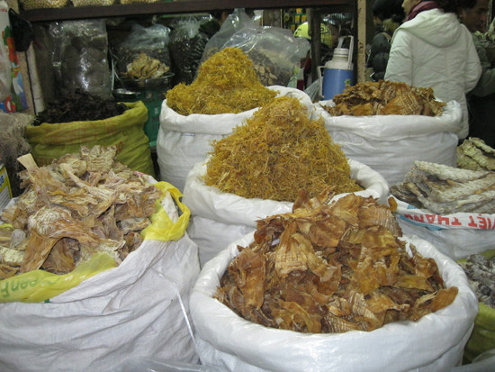 Các loại măng củ, măng nứa từ Hòa Bình do các đầu mối chuyên cung cấp măng đưa xuống.