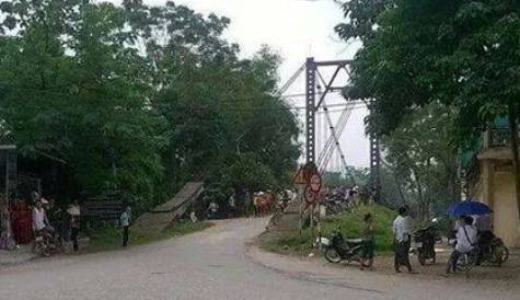 Cầu treo Chợ Chùa nơi em L. bỏ lại xe đạp và nhảy xuống sông Giăng tự tử