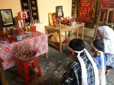 Chỉ chưa đầy 10 tháng 3 chị em Trang đã mất đi cả bố lẫn mẹ và trở thành trẻ mồ côi Chỉ chưa đầy 10 tháng 3 chị em Trang đã mất đi cả bố lẫn mẹ và trở thành trẻ mồ côi