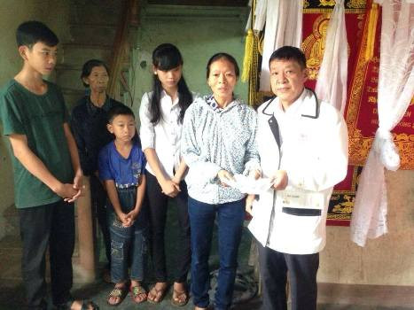 Thầy giáo Nguyễn Quốc Việt và chị Nguyễn Thị Tâm - Bí thư Chi bô xóm 14, xã Nghi Liên trao số tiền 10 triệu đồng của Cộng đồng người Việt Nam đang sinh sống và làm việc tại Việt Nam ủng hộ 3 chị em mồ côi cả bố lẫn mẹ Đặng Thị Huyền Trang Thầy giáo Nguyễn Quốc Việt và chị Nguyễn Thị Tâm - Bí thư Chi bô xóm 14, xã Nghi Liên trao số tiền 10 triệu đồng của Cộng đồng người Việt Nam đang sinh sống và làm việc tại Việt Nam ủng hộ 3 chị em mồ côi cả bố lẫn mẹ Đặng Thị Huyền Trang