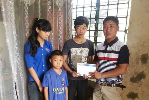 Phóng viên báo Giáo dục Việt Nam trao số tiền 4 triệu đồng do Ban biên tập và độc giả báo Giáo dục Việt Nam ủng hộ 3 chị em mồ côi cả bố lẫn mẹ Đặng Thị Huyền Trang Phóng viên báo Giáo dục Việt Nam trao số tiền 4 triệu đồng do Ban biên tập và độc giả báo Giáo dục Việt Nam ủng hộ 3 chị em mồ côi cả bố lẫn mẹ Đặng Thị Huyền Trang