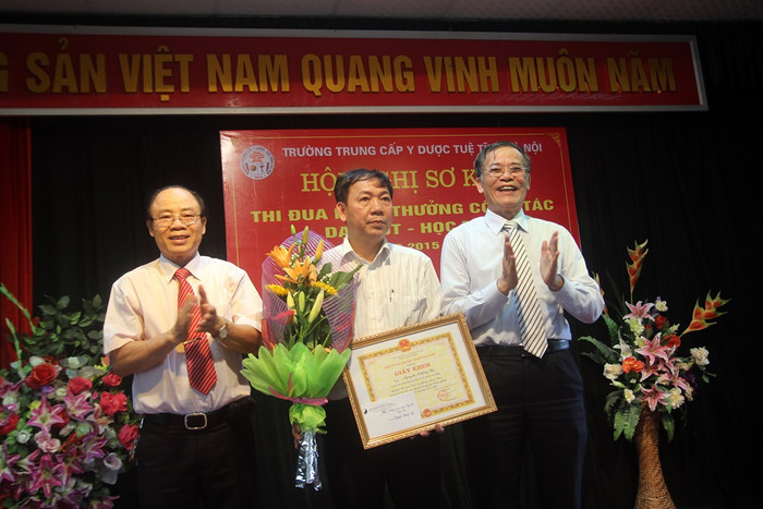 Bác sĩ Nguyễn Trường Kỳ đã vinh dự đoạt giải ba giáo viên dạy giỏi cấp thành phố. Bác sĩ Nguyễn Trường Kỳ đã vinh dự đoạt giải ba giáo viên dạy giỏi cấp thành phố.