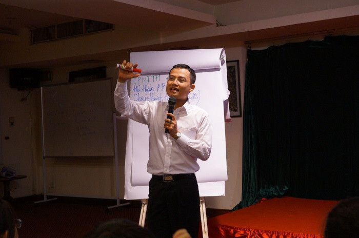 Anh Phan Quang Điệp, cựu sinh viên ĐH FPT hiện đang gắn bó sự nghiệp của mình với việc truyền cảm hứng học toán cho học sinh. Anh Phan Quang Điệp, cựu sinh viên ĐH FPT hiện đang gắn bó sự nghiệp của mình với việc truyền cảm hứng học toán cho học sinh.