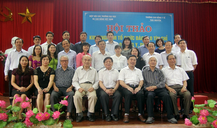 Các đại biểu chụp hình lưu niệm tại hội thảo. Các đại biểu chụp hình lưu niệm tại hội thảo.