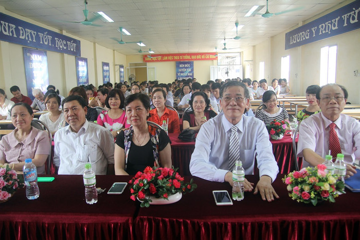Lãnh đạo nhà trường trong Hội nghị sơ kết và trao thưởng giáo viên dạy giỏi. Lãnh đạo nhà trường trong Hội nghị sơ kết và trao thưởng giáo viên dạy giỏi.