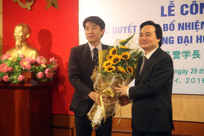 Bộ trưởng Bộ GD&ĐT, Giám đốc Đại học Quốc gia Hà Nội Phùng Xuân Nhạ cũng trao quyết định bổ nhiệm ông Vũ Anh Dũng làm Phó Hiệu trưởng Trường Đại học Việt Nhật. Bộ trưởng Bộ GD&ĐT, Giám đốc Đại học Quốc gia Hà Nội Phùng Xuân Nhạ cũng trao quyết định bổ nhiệm ông Vũ Anh Dũng làm Phó Hiệu trưởng Trường Đại học Việt Nhật.