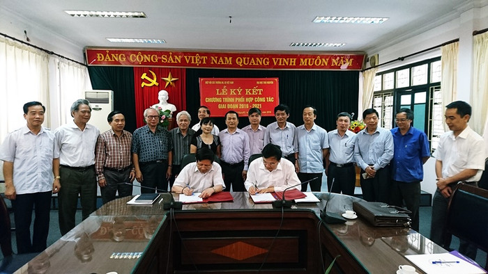 Lãnh đạo Hiệp hội cùng ký bản ghi nhớ chương trình hành động với Đại học Thái Nguyên. Lãnh đạo Hiệp hội cùng ký bản ghi nhớ chương trình hành động với Đại học Thái Nguyên.