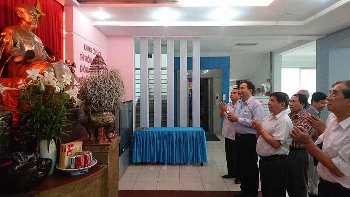 Lãnh đạo Hiệp hội cùng các phòng, ban thắp hương tại bàn thờ Bác Hồ ở trường Cao đẳng Kinh tế - Tài chính Thái Nguyên. Lãnh đạo Hiệp hội cùng các phòng, ban thắp hương tại bàn thờ Bác Hồ ở trường Cao đẳng Kinh tế - Tài chính Thái Nguyên.