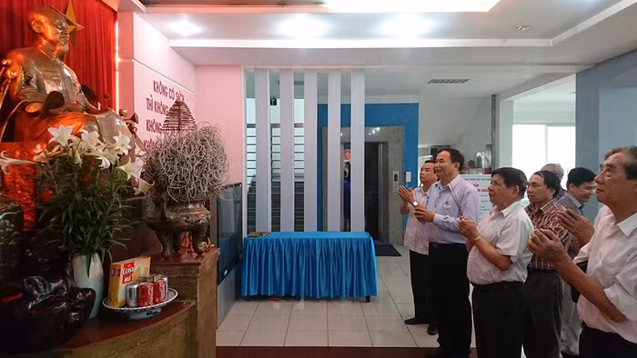 Lãnh đạo Hiệp hội cùng các phòng, ban thắp hương tại bàn thờ Bác Hồ ở trường Cao đẳng Kinh tế - Tài chính Thái Nguyên.