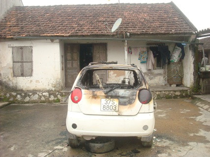 Chiếc xe bị thiêu rụi gần như hoàn toàn sau vụ cháy. Chiếc xe bị thiêu rụi gần như hoàn toàn sau vụ cháy.