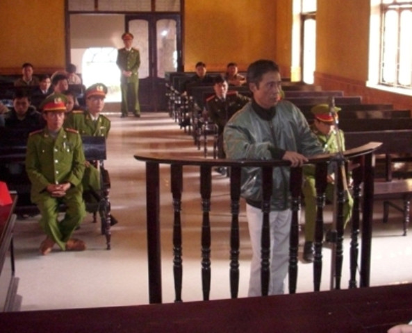 rùm ma túy Trần văn An (sinh 1960, trú phường Hồng Sơn, TP Vinh, Nghệ An).Con đường phạm tội của Trần Văn An bắt đầu từ năm 1996, khi y bắt mối được với một dường dây buôn hàng trắng từ Lào do Thao Xiêng My cầm đầu. Từ đó cho đến ngày bị bắt (13/2/2009) Trần Văn An đã chuyển về Việt Nam 70 cặp heroin (tương đương 140 bánh, khoảng 49kg). rùm ma túy Trần văn An (sinh 1960, trú phường Hồng Sơn, TP Vinh, Nghệ An).Con đường phạm tội của Trần Văn An bắt đầu từ năm 1996, khi y bắt mối được với một dường dây buôn hàng trắng từ Lào do Thao Xiêng My cầm đầu. Từ đó cho đến ngày bị bắt (13/2/2009) Trần Văn An đã chuyển về Việt Nam 70 cặp heroin (tương đương 140 bánh, khoảng 49kg).