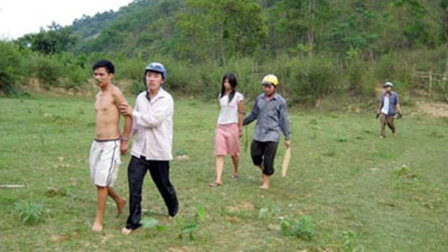 Hình ảnh Bà trùm ma túy Vi Thị Tú Anh (đi giữa) và đồng bọn bị bắt khi đang giao dịch ma tuý ở trong rừng.Vi Thị Tú Anh (SN 1988), trú bản Khe Líp, xã Yên Hòa, Tương Dương. Trời phú cho Tú Anh có gương mặt khá ưa nhìn, cơ thể “bốc lửa”. Tú Anh cũng bỏ học sớm, lười lao động, muốn giàu nhanh nên đã gia nhập "tập đoàn" ma tuý tại đỉnh Pù Lôm. Biết dùng sắc đẹp của mình quyến rũ các ông trùm, chẳng mấy chốc Tú Anh trở thành một nữ quái, cầm đầu đường dây buôn bán ma tuý xuyên quốc gia. Đàn em của Tú Anh đi đâu cũng mang súng, lựu đạn bên mình. Hình ảnh Bà trùm ma túy Vi Thị Tú Anh (đi giữa) và đồng bọn bị bắt khi đang giao dịch ma tuý ở trong rừng.Vi Thị Tú Anh (SN 1988), trú bản Khe Líp, xã Yên Hòa, Tương Dương. Trời phú cho Tú Anh có gương mặt khá ưa nhìn, cơ thể “bốc lửa”. Tú Anh cũng bỏ học sớm, lười lao động, muốn giàu nhanh nên đã gia nhập "tập đoàn" ma tuý tại đỉnh Pù Lôm. Biết dùng sắc đẹp của mình quyến rũ các ông trùm, chẳng mấy chốc Tú Anh trở thành một nữ quái, cầm đầu đường dây buôn bán ma tuý xuyên quốc gia. Đàn em của Tú Anh đi đâu cũng mang súng, lựu đạn bên mình.