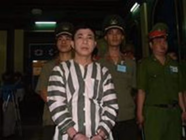 Nguyễn Đình Hoành (43 tuổi) cũng là một trùm ma túy xứ Nghệ nằm trong đường dây ma túy của trùm ma túy Hải “luận”. Không chỉ tự mình mua bán vận chuyển ma túy mà Hoảnh còn kéo cả con trai và một số người thân mình vào đường dây mua bán ma túy của minh.