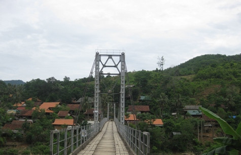 Con đường độc đạo lên "thánh địa" Pù Lôm Con đường độc đạo lên "thánh địa" Pù Lôm