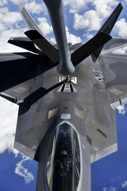 Máy bay chiến đấu tàng hình F-22A Raptor tiếp dầu trên không