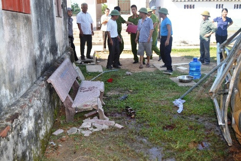 Ngay sau khi vụ tai nạn xảy ra lực lượng chức năng đã có mặt tại hiện trường điều tra nguyên nhân tai nạn Ngay sau khi vụ tai nạn xảy ra lực lượng chức năng đã có mặt tại hiện trường điều tra nguyên nhân tai nạn