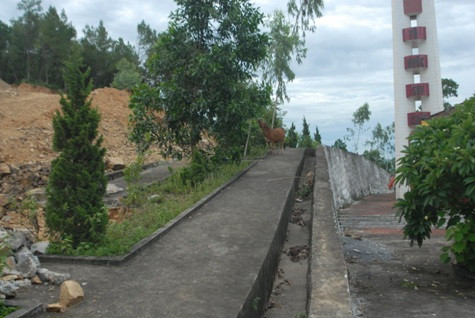 Trong khi đó Nghĩa trang liệt sỹ của huyện Yên Thành ở gần cạnh đang còn khang trang lại không được chú trọng quan tâm để trâu, bò ra vào tự do Trong khi đó Nghĩa trang liệt sỹ của huyện Yên Thành ở gần cạnh đang còn khang trang lại không được chú trọng quan tâm để trâu, bò ra vào tự do