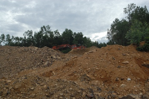 Mặc dù số tiền kêu gọi mới được quá ít so với dự kiến nhưng UBND huyện Yên Thành đã vội vàng cho nhà thầu rầm rộ thi công công trình Đền thờ liệt sỹ của huyện này. Mặc dù số tiền kêu gọi mới được quá ít so với dự kiến nhưng UBND huyện Yên Thành đã vội vàng cho nhà thầu rầm rộ thi công công trình Đền thờ liệt sỹ của huyện này.