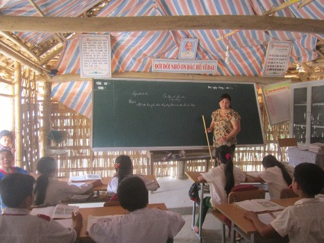 Từ một trường đạt chuẩn Quốc gia với cơ sở khang trang kiên cố thì giờ đây giáo viên và học sinh trường Tiểu học Châu Hạnh 2 phải ra học tập, giảng dạy ở những phòng học tạm bợ như thế này Từ một trường đạt chuẩn Quốc gia với cơ sở khang trang kiên cố thì giờ đây giáo viên và học sinh trường Tiểu học Châu Hạnh 2 phải ra học tập, giảng dạy ở những phòng học tạm bợ như thế này