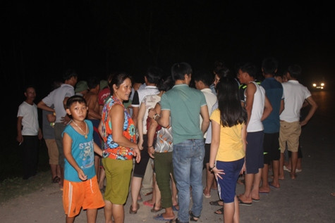 Sau khi bò điên gây họa hàng trăm người dân đã vây bắt con bò điên (ảnh Phương Nam) Sau khi bò điên gây họa hàng trăm người dân đã vây bắt con bò điên (ảnh Phương Nam)