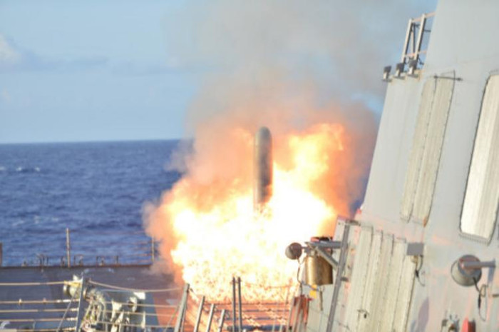 Ngày 26 tháng 3 năm 2015, tàu khu trục USS Lassen (DDG 82) Mỹ bắn tên lửa Tomahawk Ngày 26 tháng 3 năm 2015, tàu khu trục USS Lassen (DDG 82) Mỹ bắn tên lửa Tomahawk