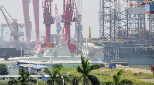 2 tàu đổ bộ đệm khí Zubr do Trung Quốc tự chế tạo đồng thời xuất hiện ở nhà máy đóng tàu (nguồn mạng sina Trung Quốc) 2 tàu đổ bộ đệm khí Zubr do Trung Quốc tự chế tạo đồng thời xuất hiện ở nhà máy đóng tàu (nguồn mạng sina Trung Quốc)