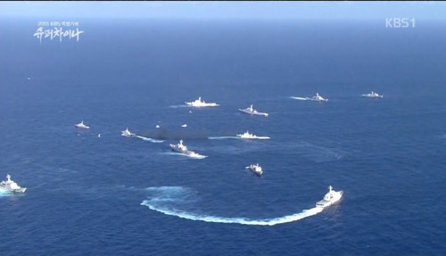 Báo Hàn đăng hình ảnh đối đầu Trung-Nhật ở vùng biển đảo Senkaku vào năm 2013 (nguồn mạng sina Trung Quốc)