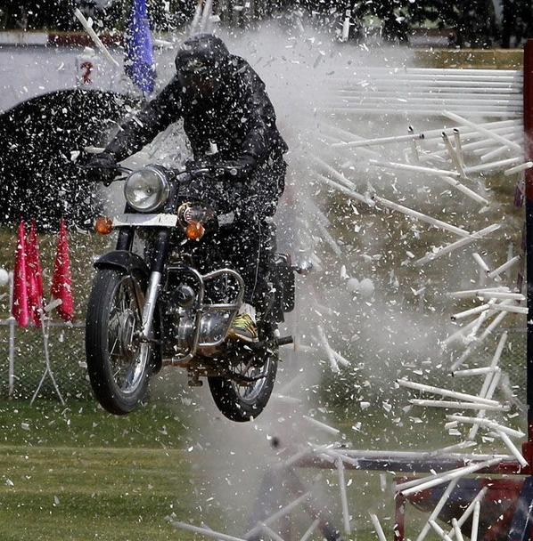 Cảnh sát khu vực Kashmir biểu diễn khả năng đặc biệt