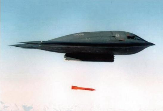 Máy bay ném bom B-2 Mỹ thử nghiệm thả bom hạt nhân chiến thuật B-61-11