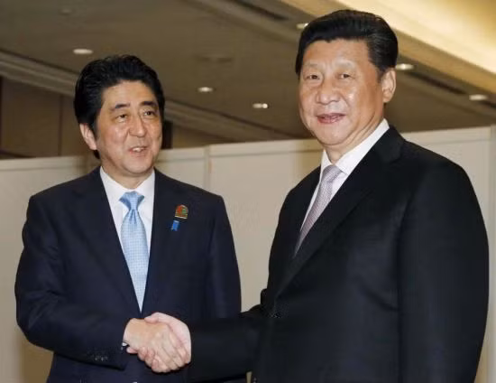 Thủ tướng Nhật Bản Shinzo Abe và Chủ tịch Trung Quốc Tập Cận Bình (ảnh tư liệu)