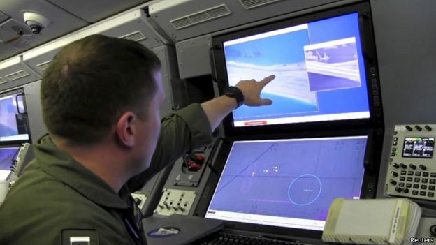 Từ trên máy bay tuần tra săn ngầm P-8A Poseidon Hải quân Mỹ nhìn thấy công trình xây dựng bất hợp pháp của Trung Quốc ở quần đảo Trường Sa của Việt Nam. Từ trên máy bay tuần tra săn ngầm P-8A Poseidon Hải quân Mỹ nhìn thấy công trình xây dựng bất hợp pháp của Trung Quốc ở quần đảo Trường Sa của Việt Nam.