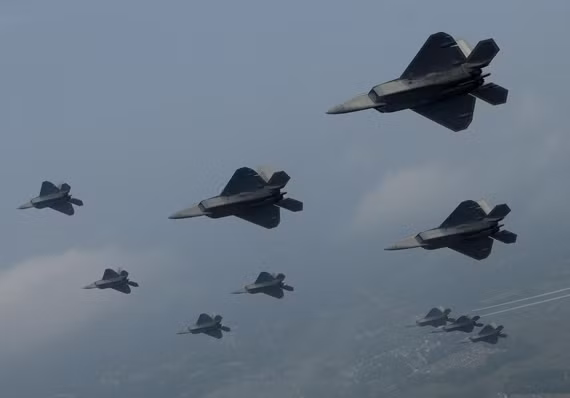 Cụm máy bay chiến đấu tàng hình F-22 Không quân Mỹ có năng lực tấn công rất mạnh