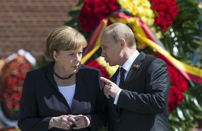 Thủ tướng Đức Angela Merkel đến Moscow ngày 10 tháng 5 năm 2015, hội đàm với Tổng thống Nga Vladimir Putin, ngay sau lễ duyệt binh kỷ niệm 70 chiến thắng chống phát xít thế giới (ngày 9 tháng 5) Thủ tướng Đức Angela Merkel đến Moscow ngày 10 tháng 5 năm 2015, hội đàm với Tổng thống Nga Vladimir Putin, ngay sau lễ duyệt binh kỷ niệm 70 chiến thắng chống phát xít thế giới (ngày 9 tháng 5)