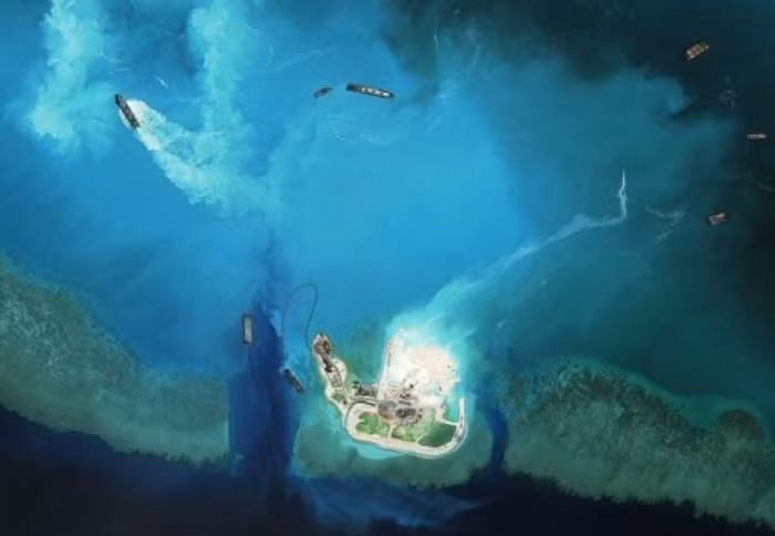 Trung Quốc tiến hành xây dựng bất hợp pháp ở đá Vành Khăn thuộc quần đảo Trường Sa của Việt Nam (ảnh nguồn mạng sina Trung Quốc)