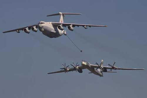 Máy bay tiếp dầu IL-78 Nga đang tiếp dầu cho máy bay ném bom Máy bay tiếp dầu IL-78 Nga đang tiếp dầu cho máy bay ném bom