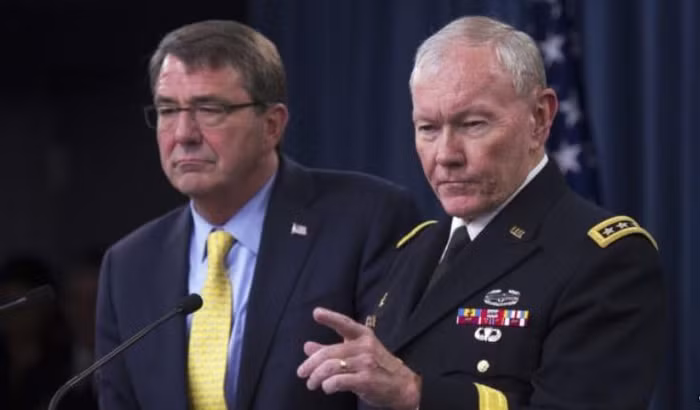 Bộ trưởng Quốc phòng Mỹ Ashton B. Carter và Chủ tịch Hội đồng tham mưu trưởng Liên quân Mỹ tại lễ công bố "Chiến lược quân sự quốc gia" ngày 1 tháng 7 năm 2015