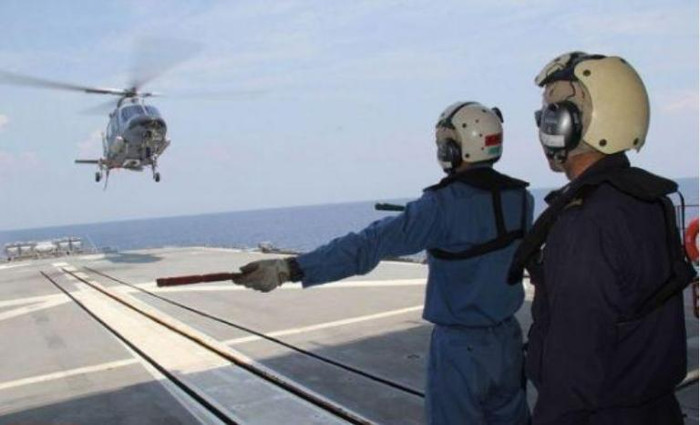 Binh sĩ tàu khu trục Harusame Lực lượng Phòng vệ Biển Nhật Bản chỉ huy một chiếc máy bay trực thăng của Hải quân Philippines hạ cánh Binh sĩ tàu khu trục Harusame Lực lượng Phòng vệ Biển Nhật Bản chỉ huy một chiếc máy bay trực thăng của Hải quân Philippines hạ cánh