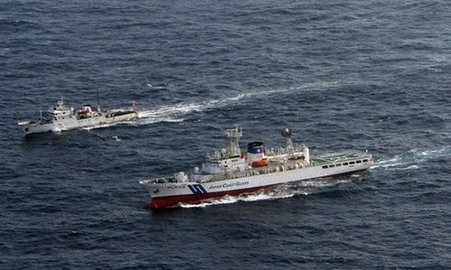 Tàu Trung Quốc hung hăng nhưng bị tàu tuần tra Nhật Bản kiên quyết ngăn chặn