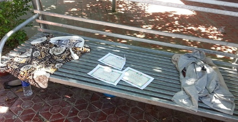 Từ trang của các nam sinh gặp nạn để lại trên bờ trước lúc xuống tắm