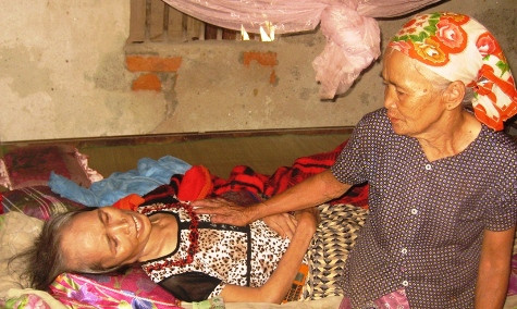 Chị Hoàng Thị Liên thuộc diện hộ nghèo, nằm liệt giường phải nhờ vào sự chăm sóc của bố, mẹ già nhưng chỉ được hưởng 100.000 tiền cứu đói chứ không được nhận gạo cứu đói trong dịp tết vừa qua