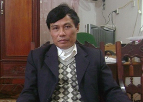 Ông Hoàng Cao Phơn - Chủ tịch UBND xã Thanh Hà khẳng định: “Chúng tôi đã phát tiền và gạo tận tay các hộ, có kí nhận đầy đủ. Còn việc xóm thu tiền lại như vậy là sai”.